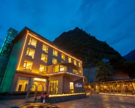 Beautiful Scenery Hotel Hotels in Li County