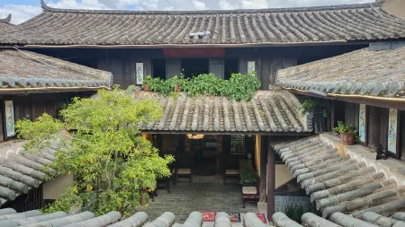 Tonghai ancient Cartyard Hotel Отели рядом с достопримечательностью «Tonghai Confucian Temple»