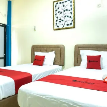 RedDoorz Near H. Hasan Aroeboesman Airport