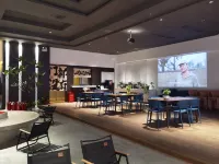 โรงแรมฮอลิเดย์ อินน์ คาเฟ่ - 3 ดาว