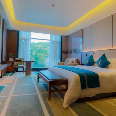 Cili Boat Autumn Hotel