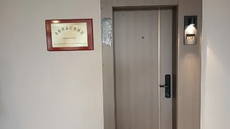 Jinjushangpin Light Luxury Hotel (Luozhuang District Gaoxin Avenue) Отели рядом с достопримечательностью «Luozhuang Zoo»