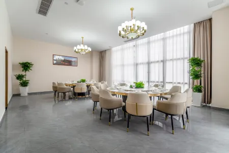 The Full Season Premium Hotel Отели в г. Иян