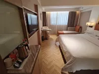 Vienna Hotel (Guangzhou Baiyun Airport Zhongluotan) Отели рядом с достопримечательностью «Торговый город Форма»
