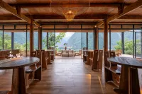 Front Yard Back Yard Snow Mountain Hot Spring Homestay (Hailuogou Glacier Forest Park) - bar