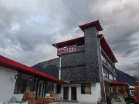 Lakeside Charm · Lake Charm | Snowy Sacred Lake · Scenic Inn (Gongbo'gyamda Basongcuo) - Alloggi
