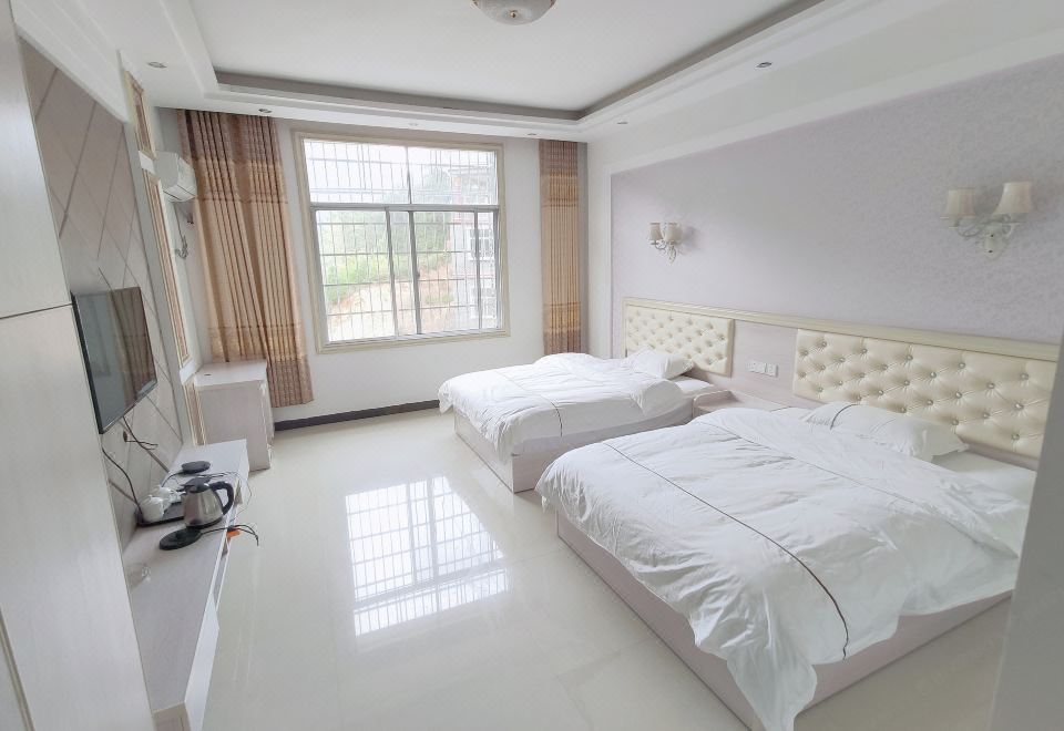 [양명산의 푸른 숲을 배경으로 한 호텔 건물 전경]