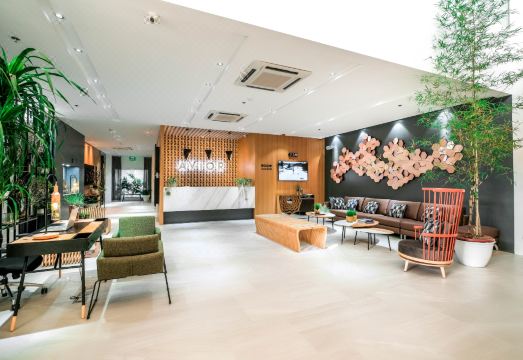 아비오르 호텔의 넓고 모던한 로비 인테리어