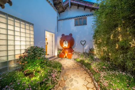 Huashijian Inn (Lijiang Ancient City Mufu Branch)