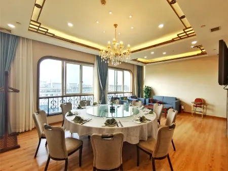 Oriental Hotel Отели рядом с достопримечательностью «Ancestral Temple of the Southern Confucius Clan»