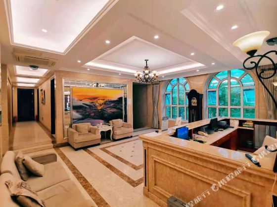 Jinze Hotel (Qingdao Taitung Pedestrian Street)
