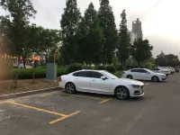 Vienna Hotel - parking