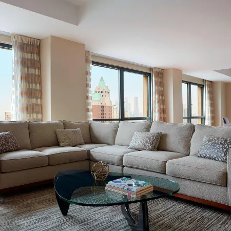 New York Marriott at The Brooklyn Bridge Отели рядом с достопримечательностью «Союз Холл»