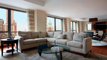 New York Marriott at The Brooklyn Bridge Отели рядом с достопримечательностью «Кладбище Грин-Вуд»