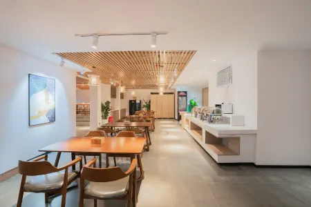 Qiyueli·Puyu Hotel (Yibin University Town Intelligent Terminal Industrial Park Store) Отели рядом с достопримечательностью «Li Zhuang Lv You»