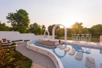 Roaming In Forest Resort Hotel - Bungalows