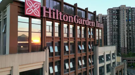 Hilton Garden Inn Chenzhou Beihu Отели рядом с достопримечательностью «Wuling Square»