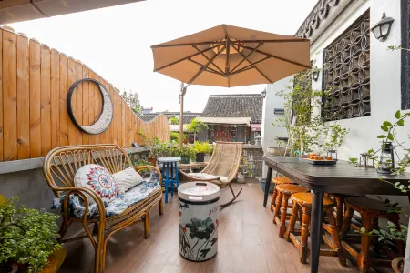 Floral Hotel· Shanghai Heyuan Hotel (Zhujiajiao Ancient Town Branch) Отели рядом с достопримечательностью «Qingpu Baoguo Temple»