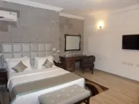 Summerset Continental Hotel Maitama by T E L E Hospitality - Swimmingpools