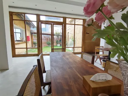 Out of Yunxin Homestay Отели рядом с достопримечательностью «Stage at Square Street»