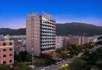 Haofeng Wyndham Hotel (Lincang Municipal Government Yulong Lake Park) Hotels in Lincang