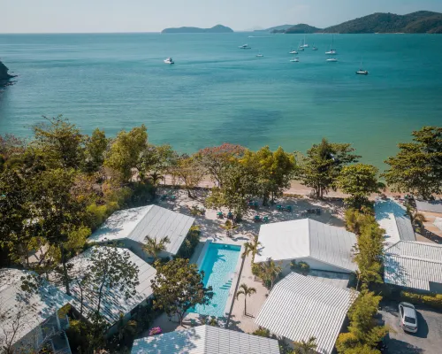 더 무어링 리조트 마캄 베이 주변 호텔