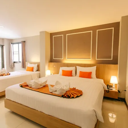 De Hug Hotel & Residence Отели рядом с достопримечательностью «Парк развлечений Singha Park»