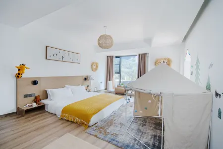 Persimmon Tree Homestay (Bifengxia Scenic Area) Отели рядом с достопримечательностью «Bifeng Gorge»