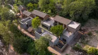 Qinyuan old locust tree home stay