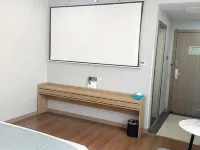 洛陽華墨逸緻·Serenity輕奢悅享飯店（洛陽火車站國花路地鐵站店） 二乔路附近的飯店