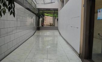 Rongxian Moon Curve Hotel