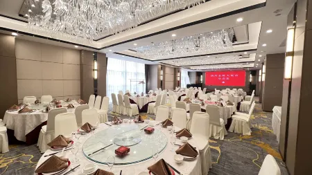 Yangzhou Jinling  Hotel (Yangzhou Slender West Lake Branch) Отели рядом с достопримечательностью «Former Residence of Zhu Ziqing»