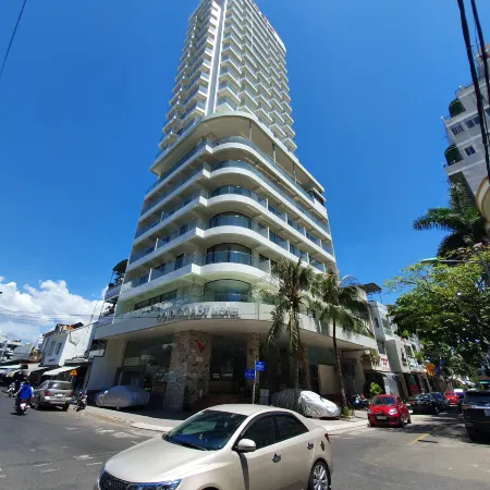 The Gold Coast Hotel Nha Trang Отели рядом с достопримечательностью «Кафедральный собор Нятранга»
