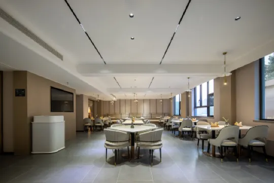 Ningbo Ninghai Xizi International Atour Hotel