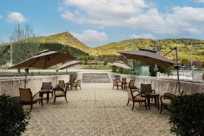Sky Lan · Mountain View Hotel Отели рядом с достопримечательностью «Пейзаж на лесном участке горы Хуанлун»