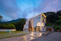 Floral Lux Hotel·Like your hotel (Jingxian Ink Painting Tingxi Scenic Area Branch) Hotels in Jing County