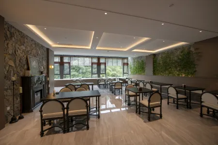 Malcom Miju Xika Hotel