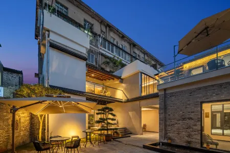 Overlooking the sea, the mansion's courtyard Отели рядом с достопримечательностью «Linhai Gymnasium»