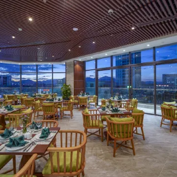 G8 Luxury Hotel Da Nang Отели рядом с достопримечательностью «Phap Lam Pagoda»