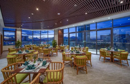 G8 Luxury Hotel and Spa Da Nang Отели рядом с достопримечательностью «Cao Dai Temple»