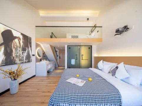 Crypto-bamboo Lakeview hotel of Lugu Lake