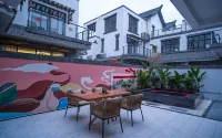 Yingde Aoyuan Heart Flower Chocolate Kingdom Hot Spring Villa
