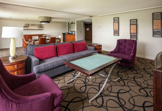 힐튼 벨뷰의 세련된 라운지 공간