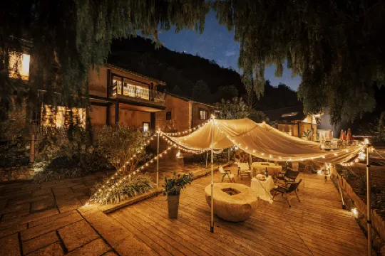 Blooming mountains Homestay Отели рядом с достопримечательностью «Fangyukong Yanjiyou Capsule Bookstore»