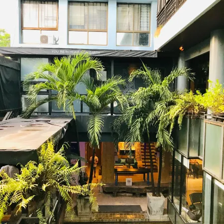 Blu Cabin Ari Stylish Gay Poshtel Отели рядом с достопримечательностью «Станция BTS Ари»