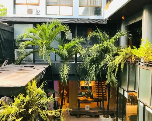 Blu Cabin Ari Stylish Gay Poshtel Отели рядом с достопримечательностью «Станция BTS Ари»
