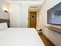 Weiwan Hotel (Xinzheng Henan Institute of Industry and Trade Shawoli Subway Station) Hotels near Henan Institute of Engineering West Area