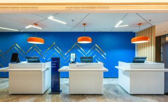 Holiday Inn Express XinJI City Center