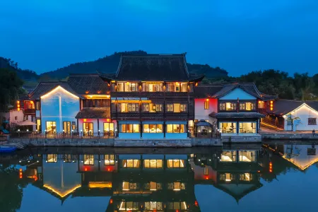 Floral Lux Hotel·Lotus Pond Moonlight hotel (Shaoxing Keyan Scenic Area) Отели рядом с достопримечательностью «Keqiao Ancient Town»
