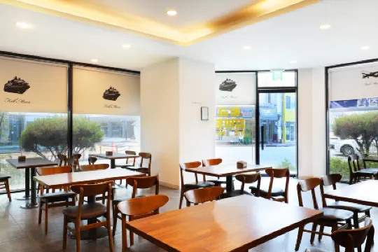 Full Moon Hotel Отели рядом с достопримечательностью «Songwol-dong Fairy Tale Village»